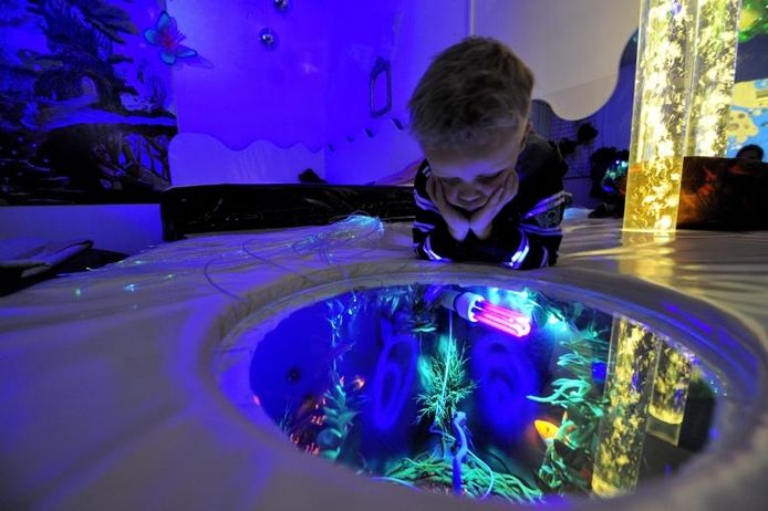 Tube à bulles avec poisson - Snoezelen pour les enfants autistes